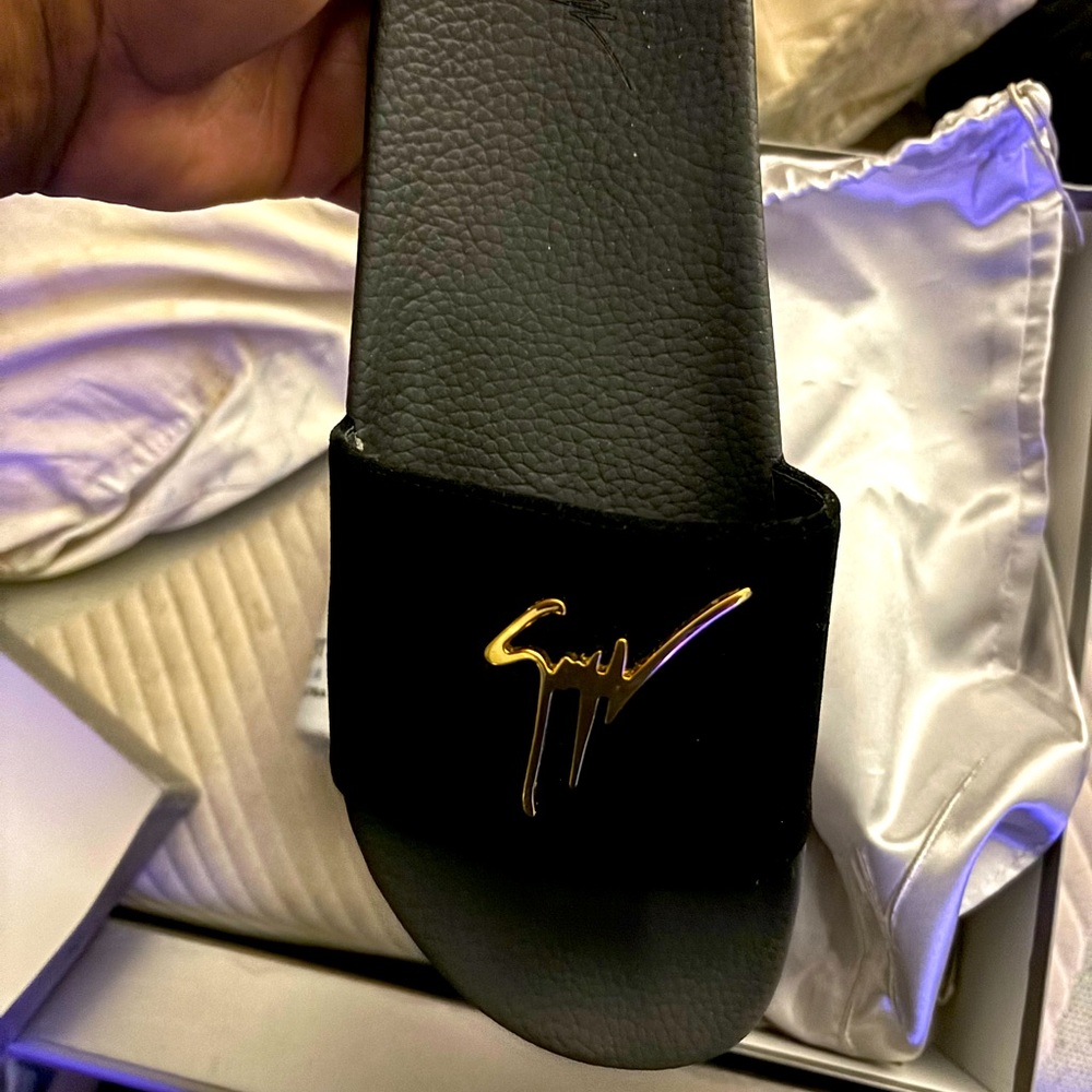 Giuseppe-zanotti-velvet-sandal-w-logo-black